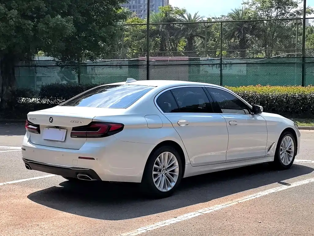 BMW 5 Series — миниатюра 9