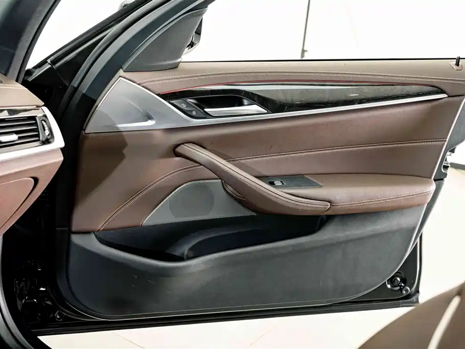 BMW 5 Series — миниатюра 15