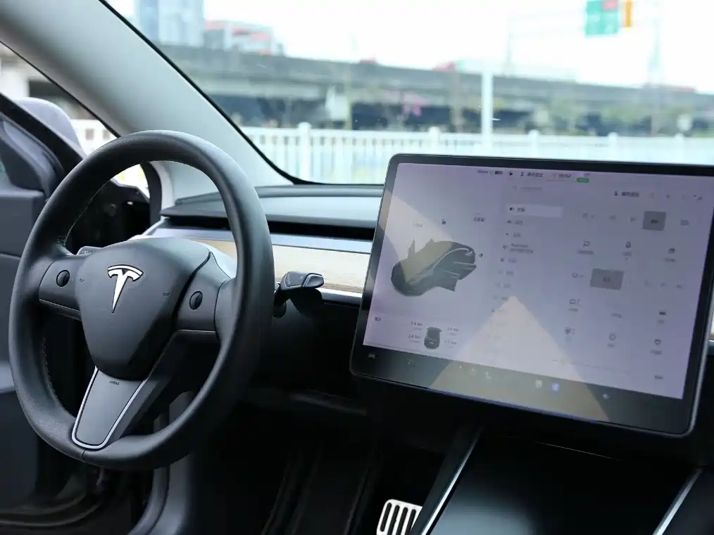Tesla Model 3 — миниатюра 6