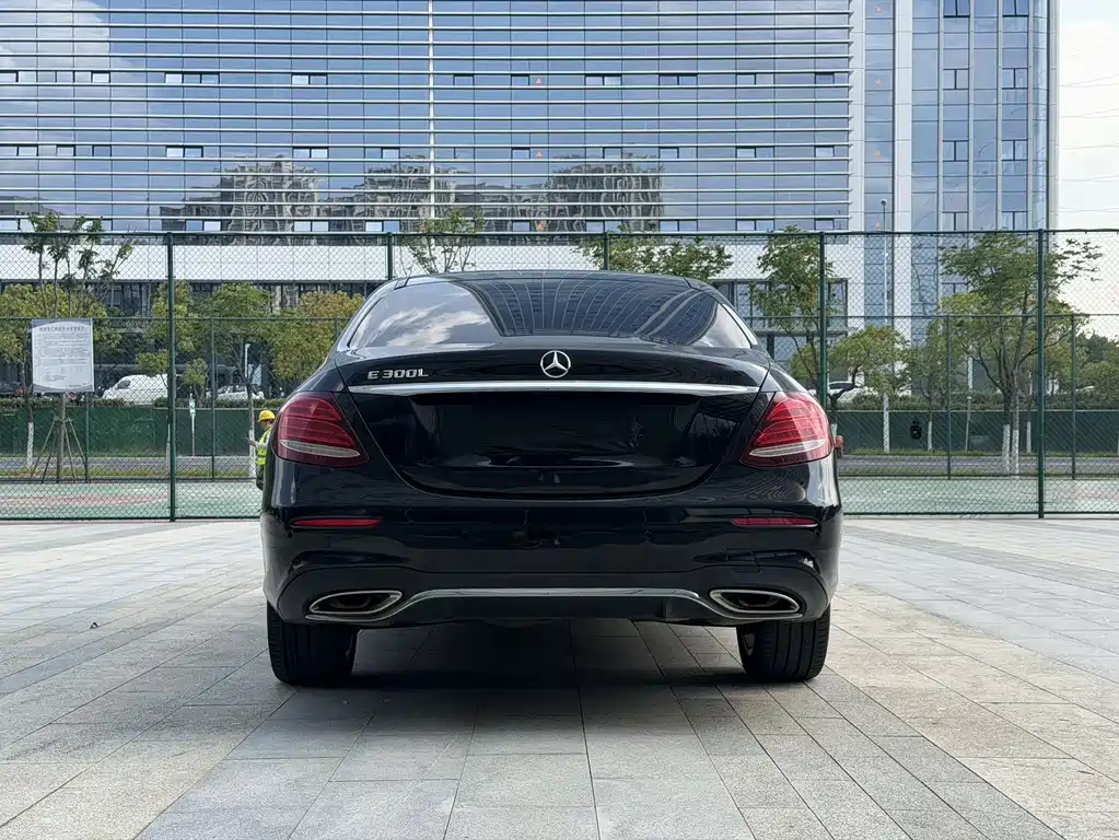 Mercedes-Benz E-Class — миниатюра 13