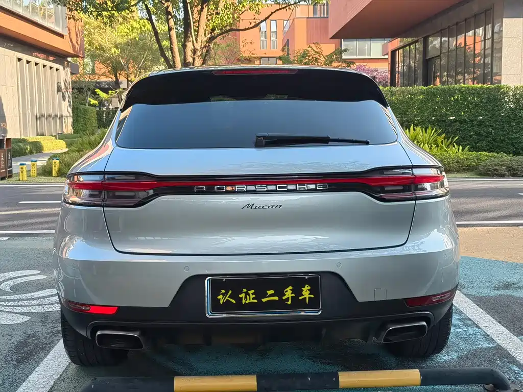 PORSCHE MACAN