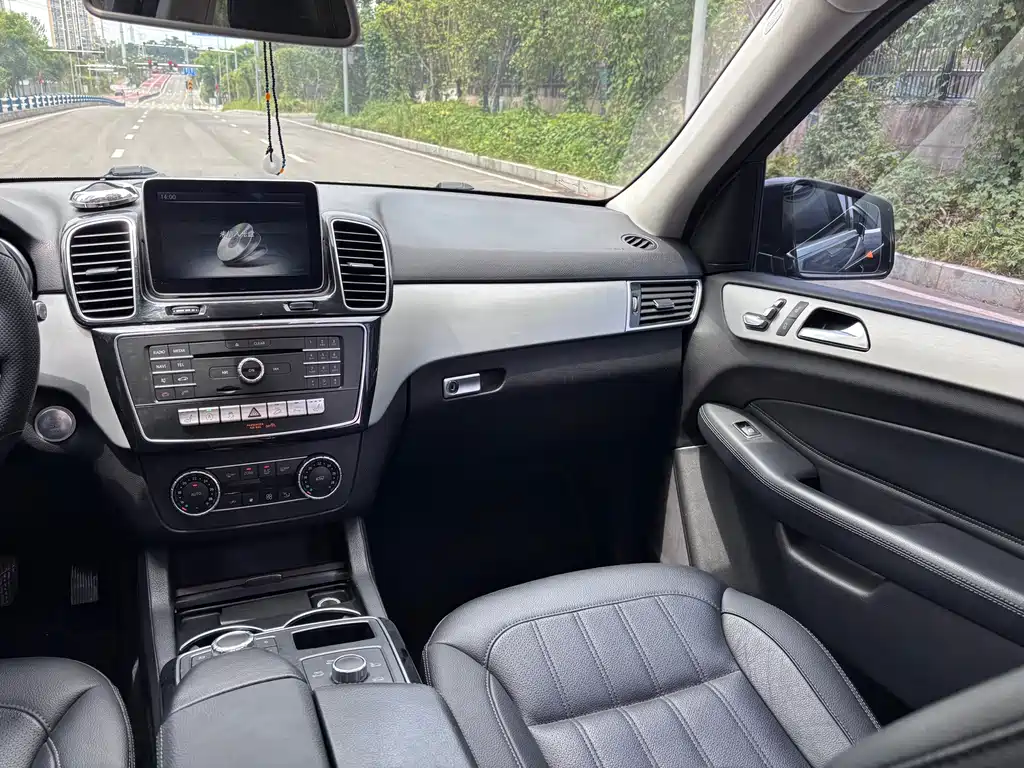 Mercedes-Benz GLE (Import) — миниатюра 12