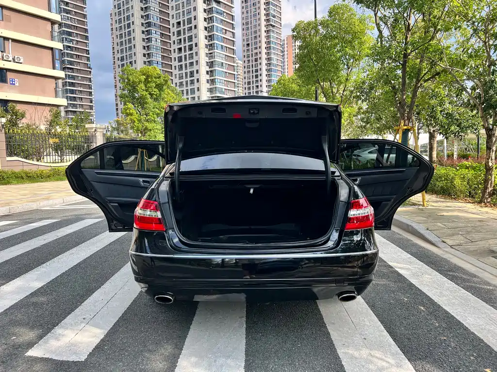 Mercedes-Benz E-Class — миниатюра 17
