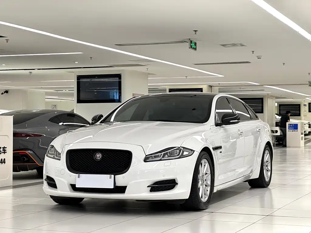 Jaguar XJ