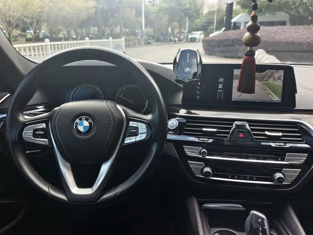 BMW 5 Series — миниатюра 14