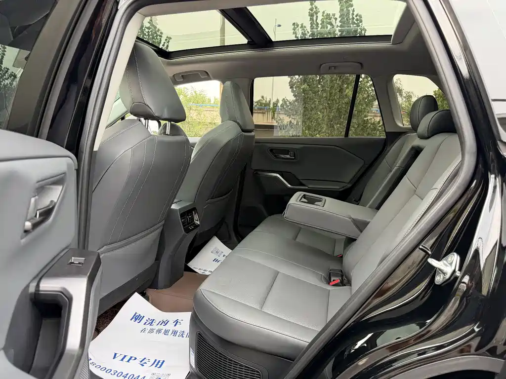 Toyota RAV4 — миниатюра 8
