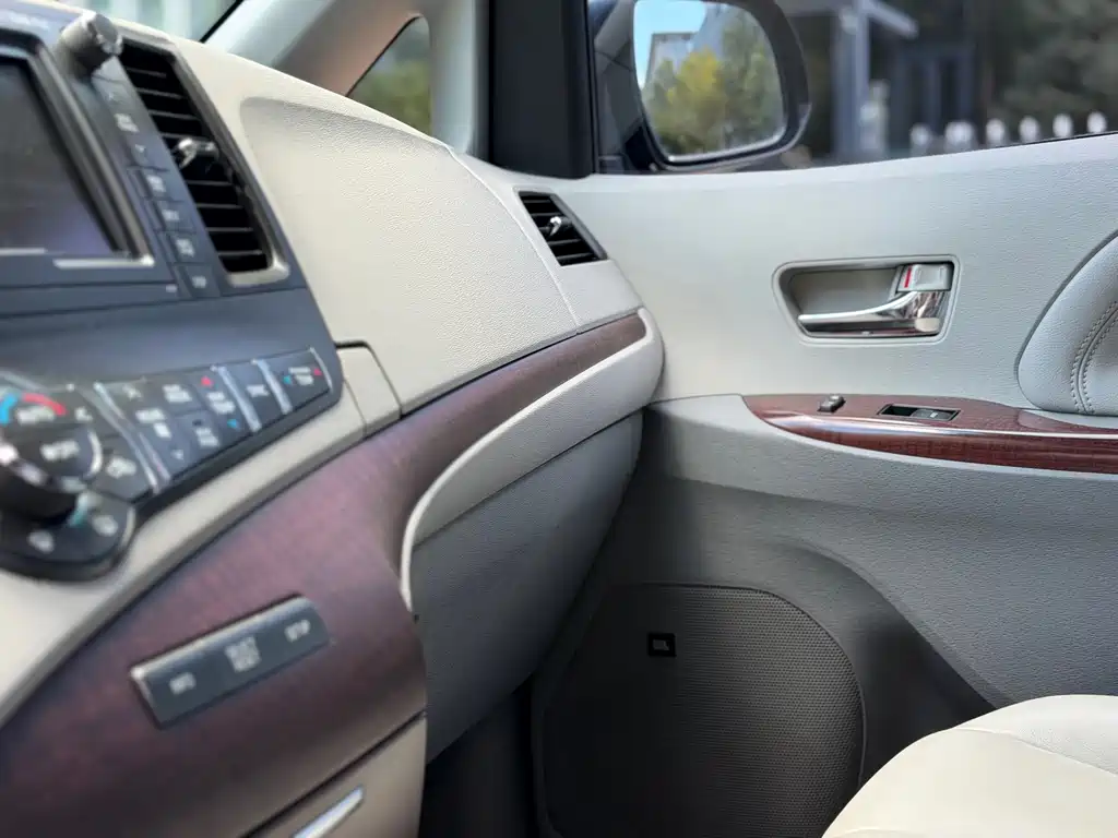 Toyota Sienna — миниатюра 9