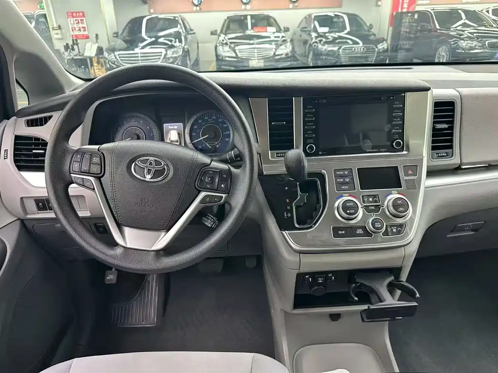 Toyota Sienna — миниатюра 6