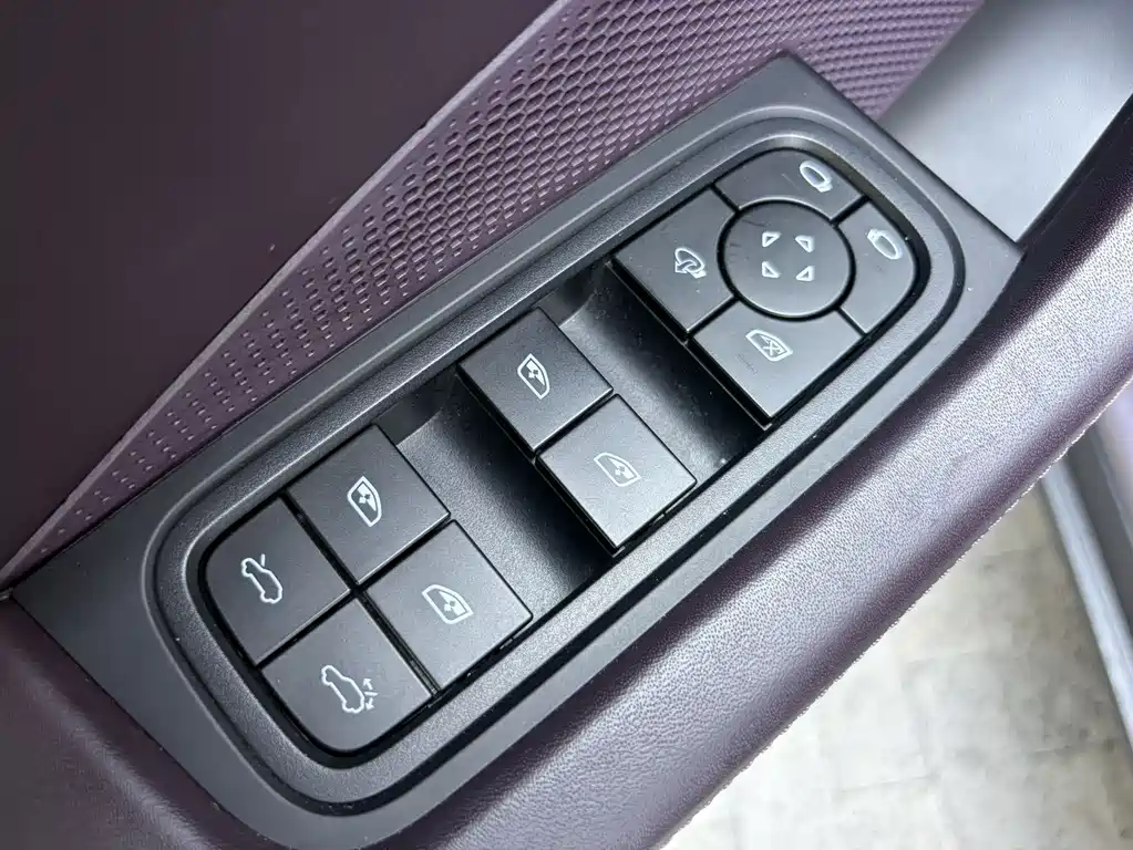 Porsche Macan EV — миниатюра 12