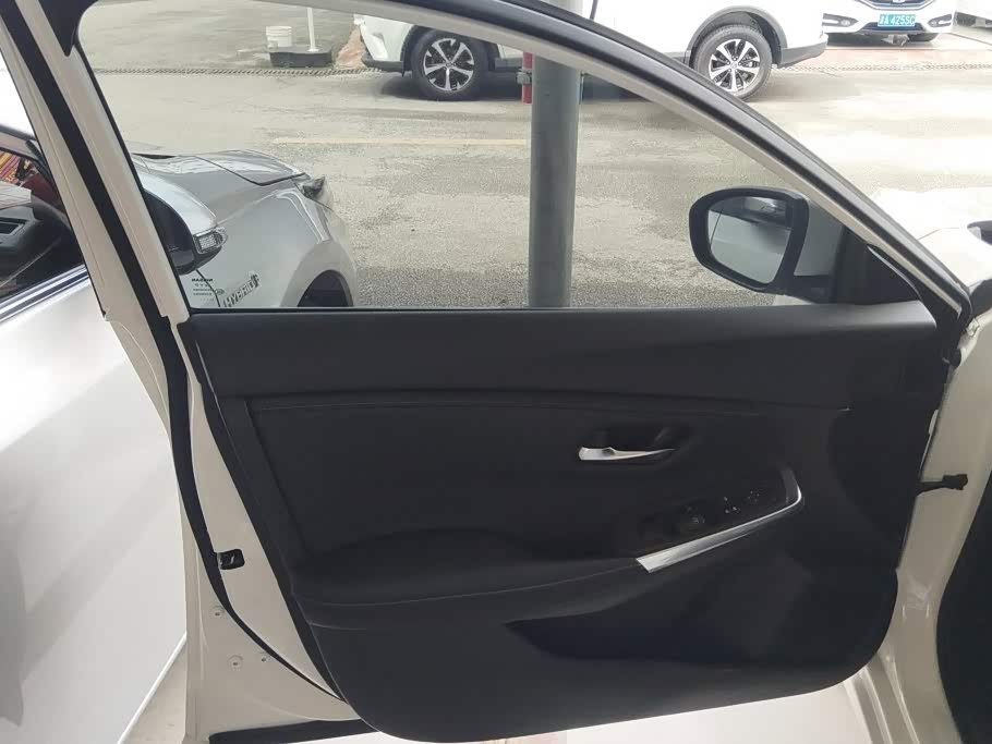 Nissan Sylphy 1.6 л 2021 г. Белый, пробег 47500 км