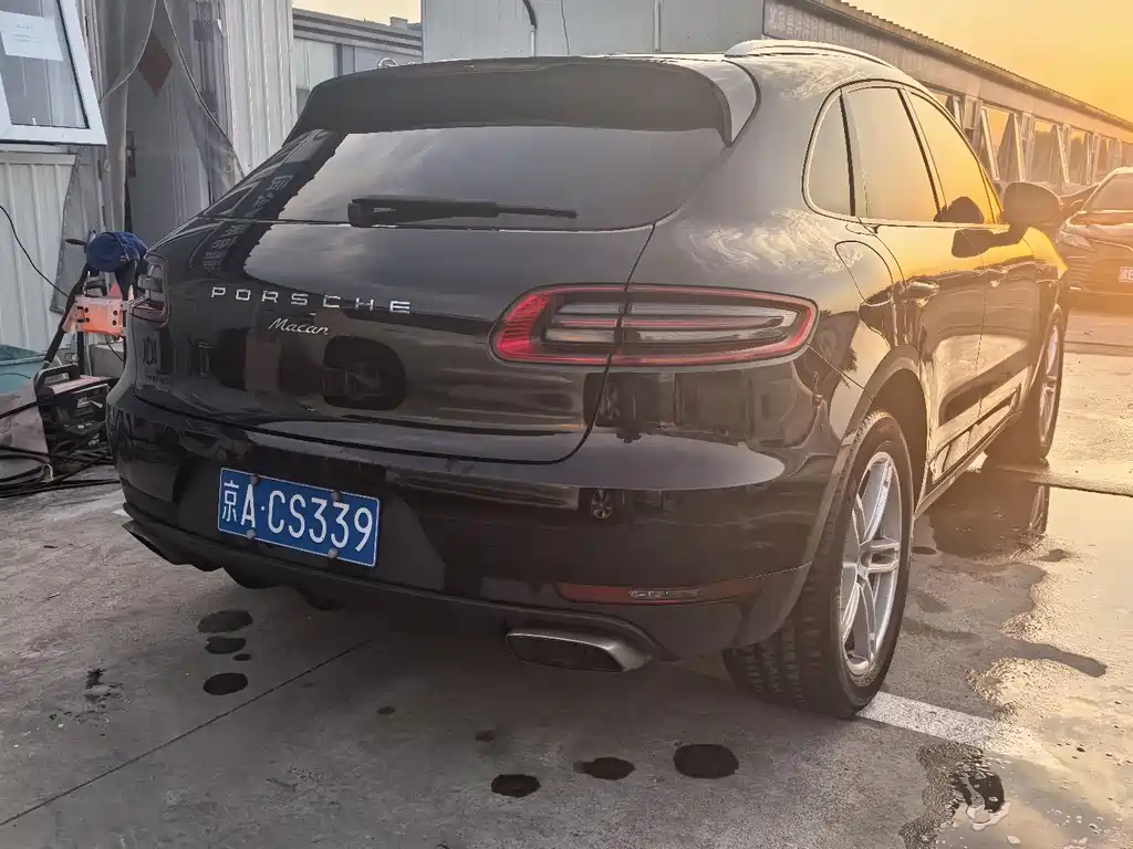PORSCHE MACAN