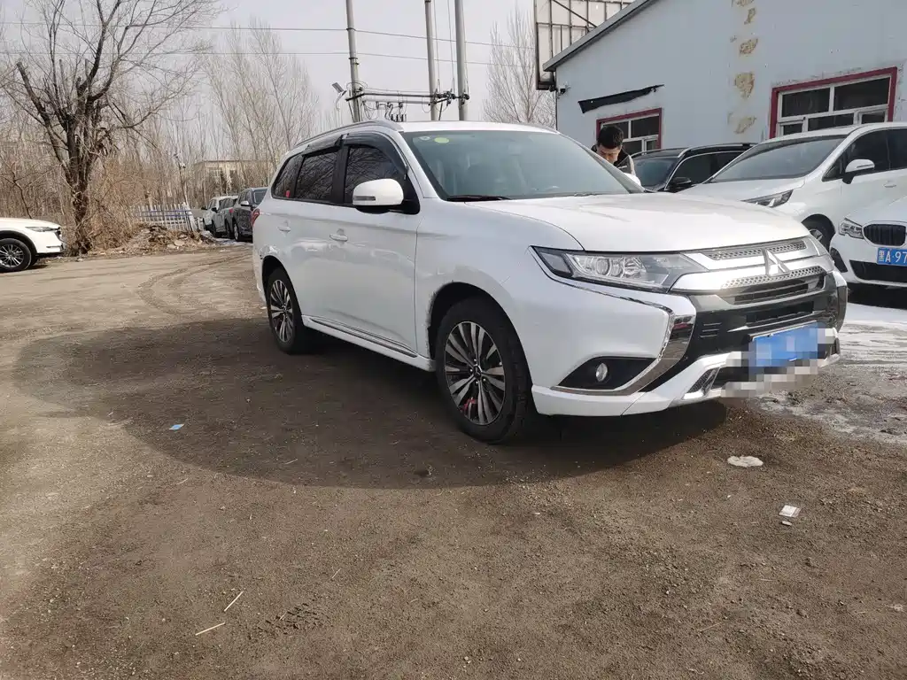 MITSUBISHI OUTLANDER