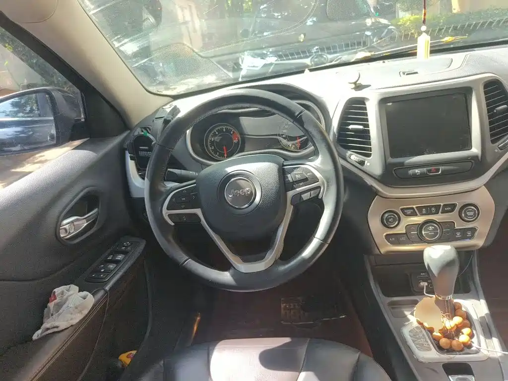 Jeep Cherokee — миниатюра 6