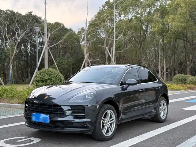 PORSCHE MACAN