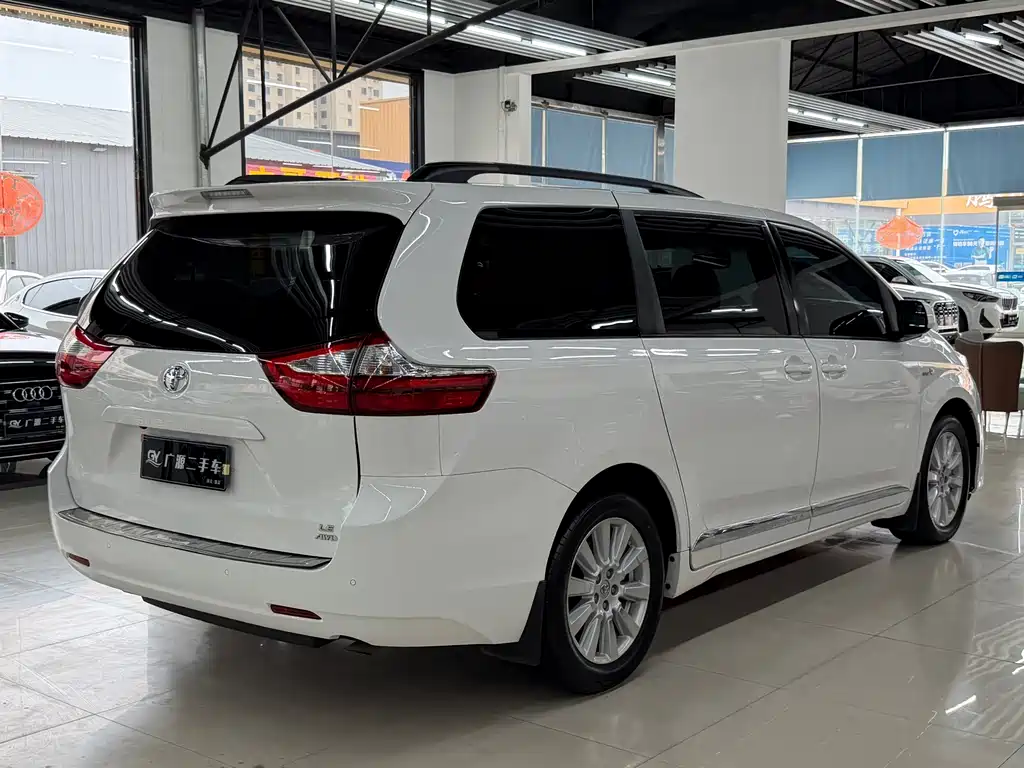 Toyota Sienna — миниатюра 4