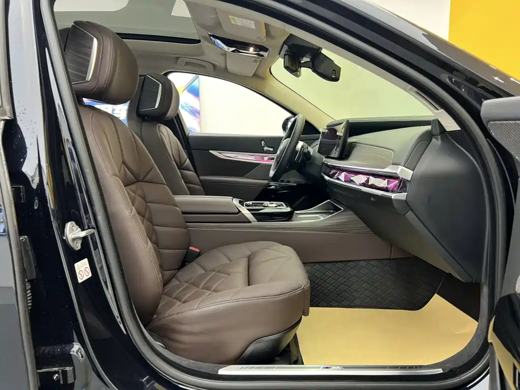 BMW 7 Series — миниатюра 19