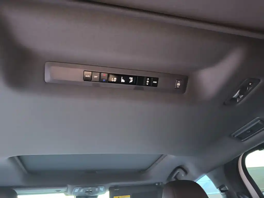 Toyota Granvia — миниатюра 18