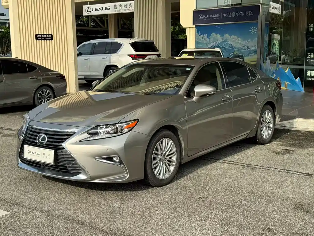 Lexus ES