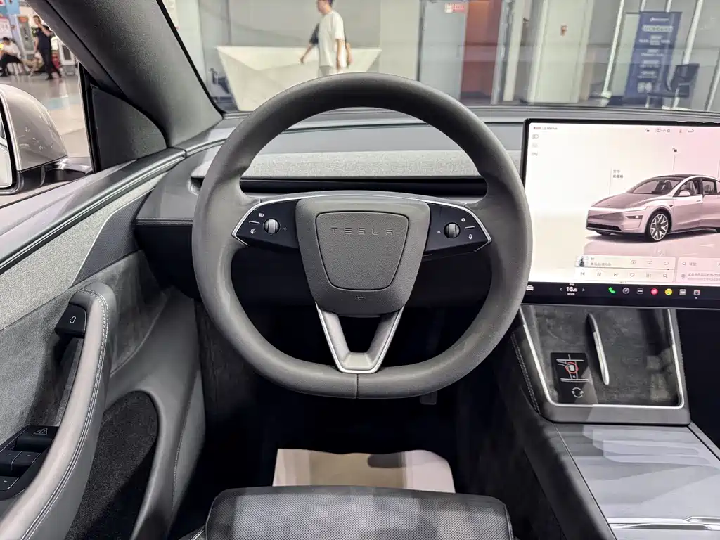 Tesla Model Y L — миниатюра 8
