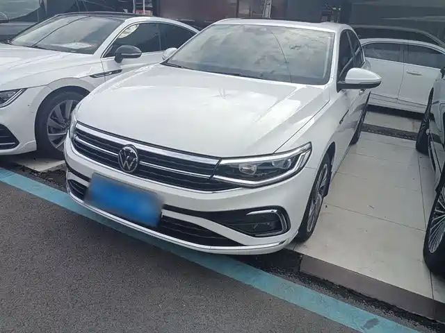 VOLKSWAGEN BORA 2023