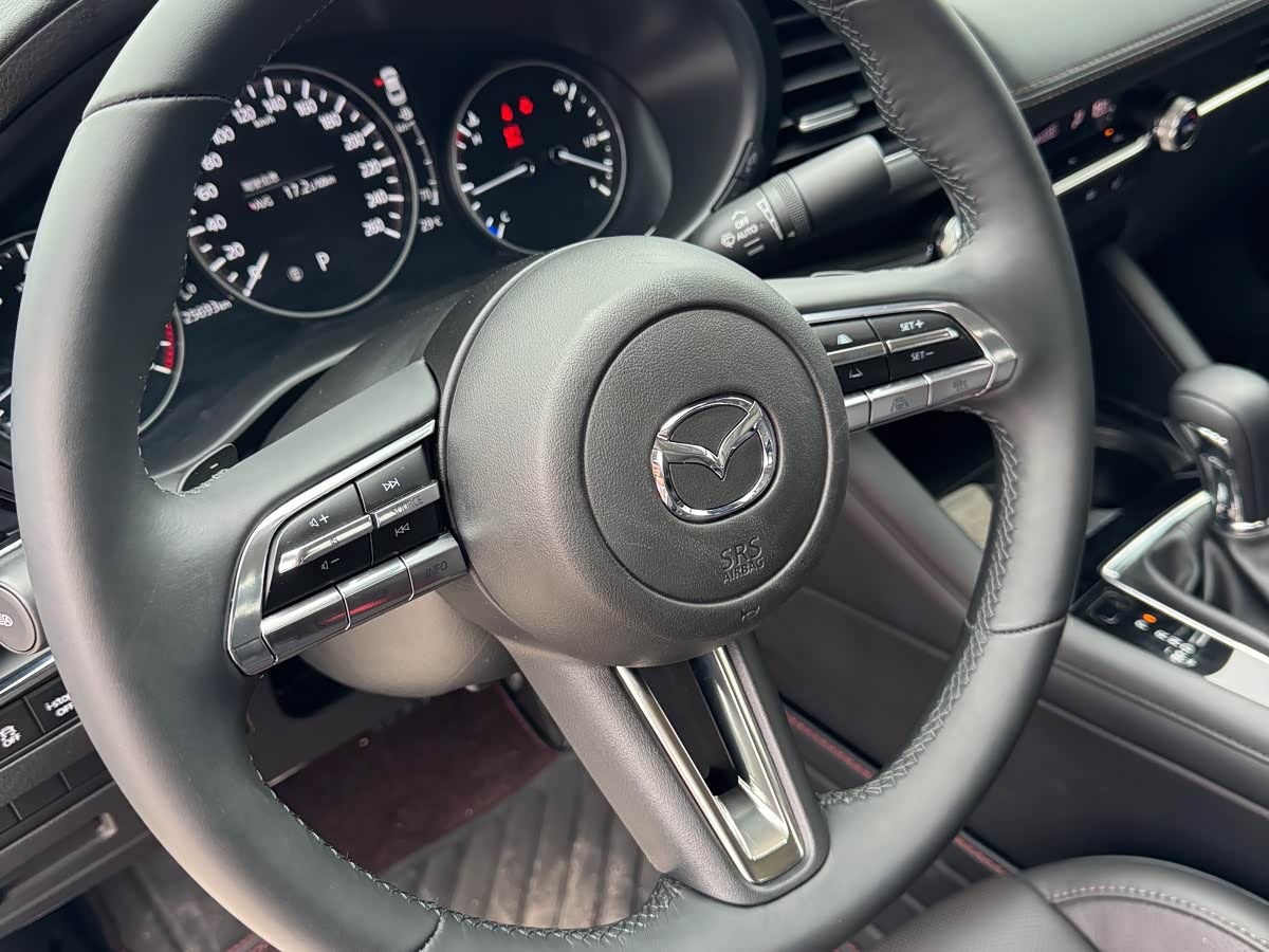 Mazda Mazda3 Axela 2.0 л 2023 г. Белый, пробег 25000 км