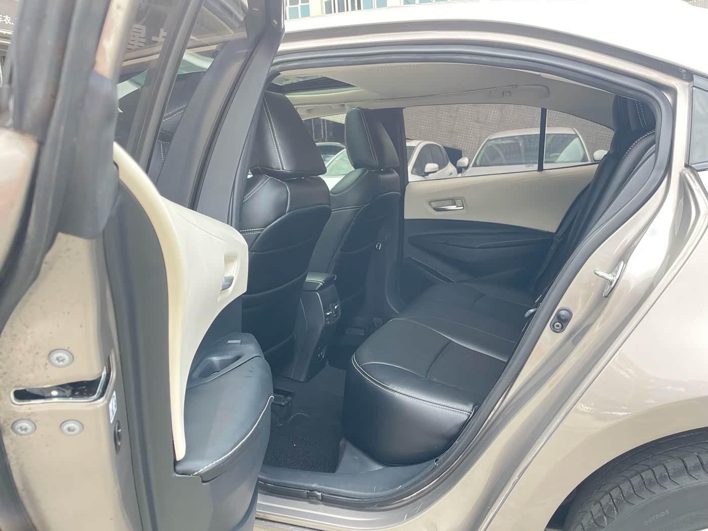 Toyota Corolla 1.2 л 2021 г. Серебристо-серый, пробег 13000 км