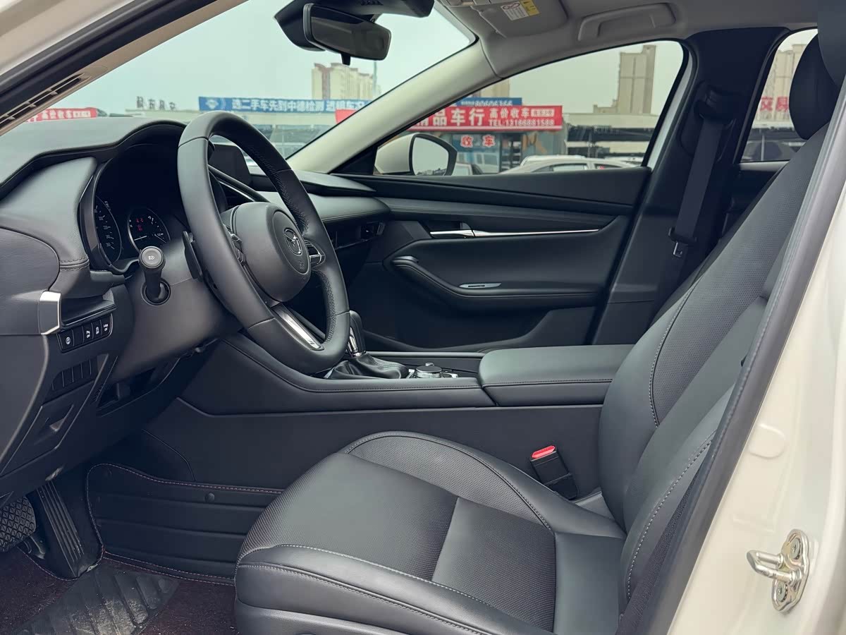 Mazda Mazda3 Axela 2.0 л 2023 г. Белый, пробег 25000 км