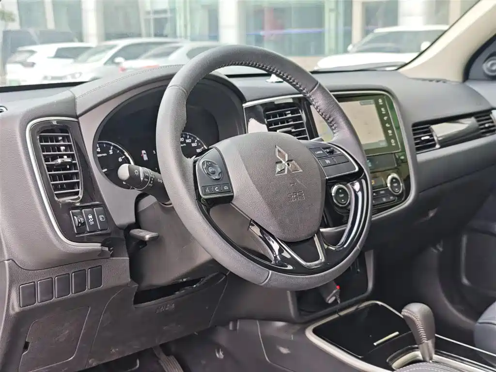 MITSUBISHI OUTLANDER