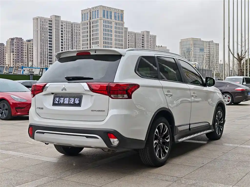 MITSUBISHI OUTLANDER