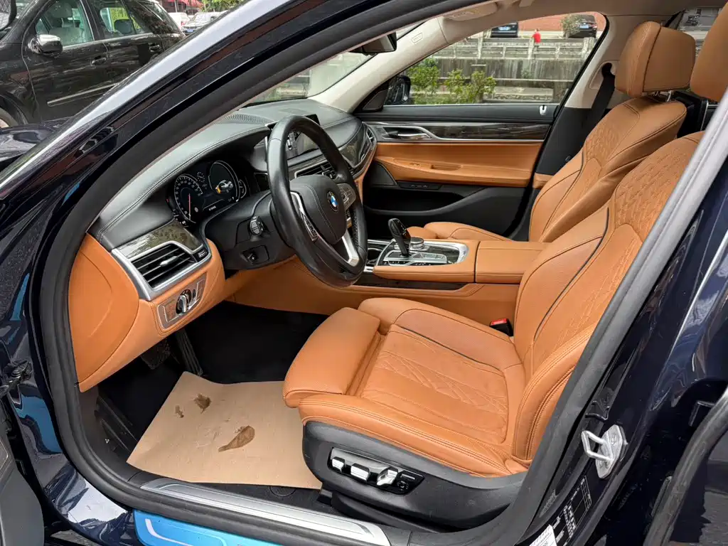 BMW 7 Series — миниатюра 7