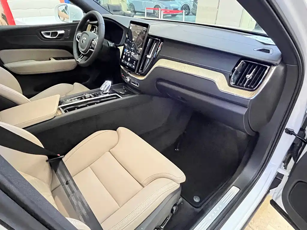Volvo XC60 2026 B5 Luxury