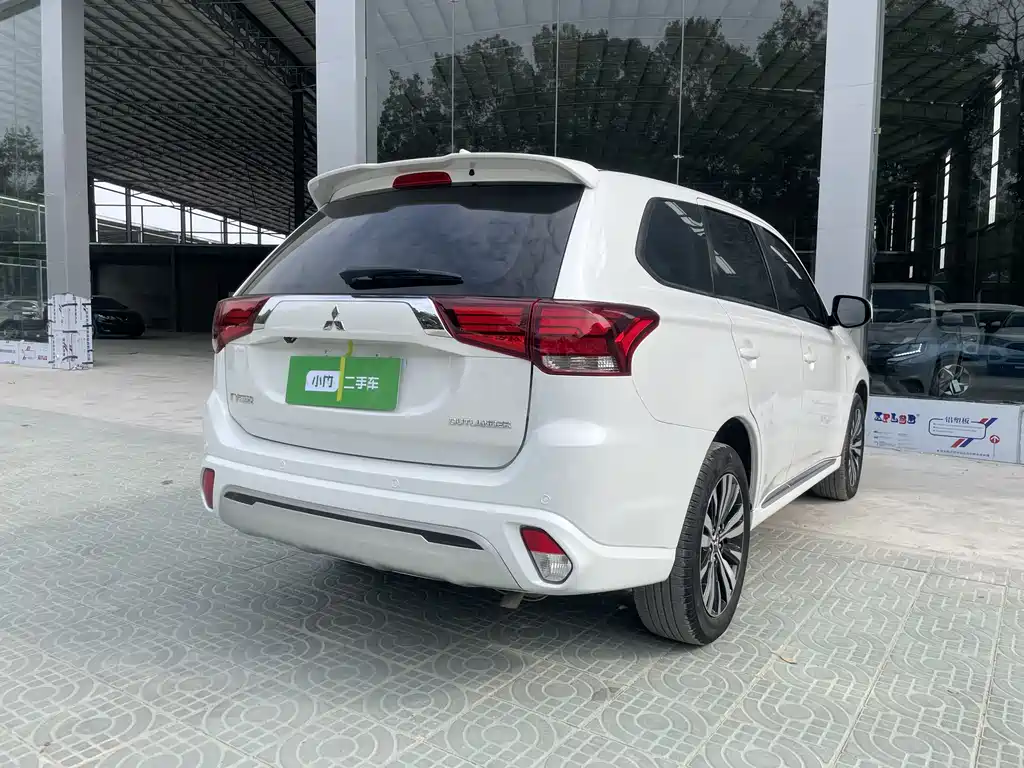 MITSUBISHI OUTLANDER