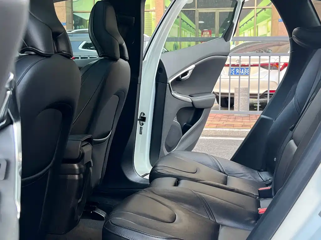 Volvo V40 — миниатюра 10