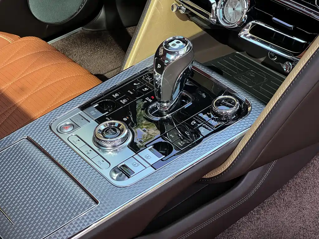 Bentley Flying Spur PHEV — миниатюра 19