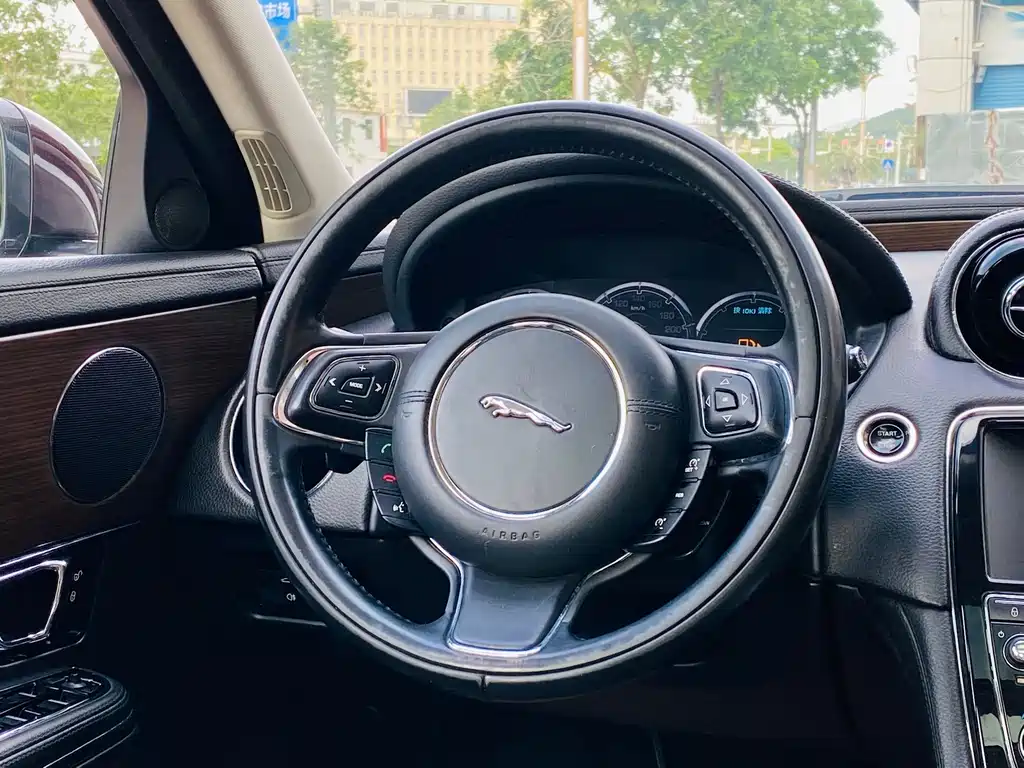 Jaguar XJ — миниатюра 18