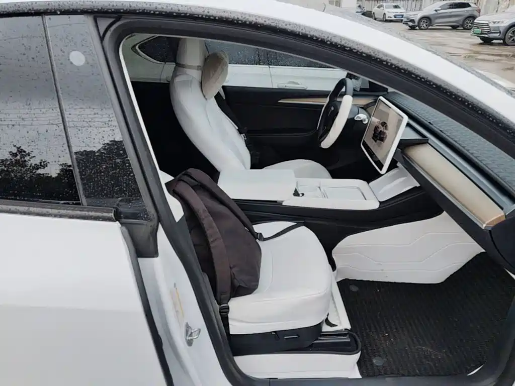 Tesla Model Y — миниатюра 25