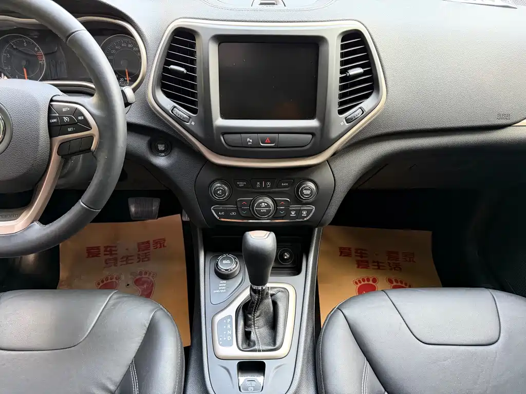 Jeep Cherokee — миниатюра 7