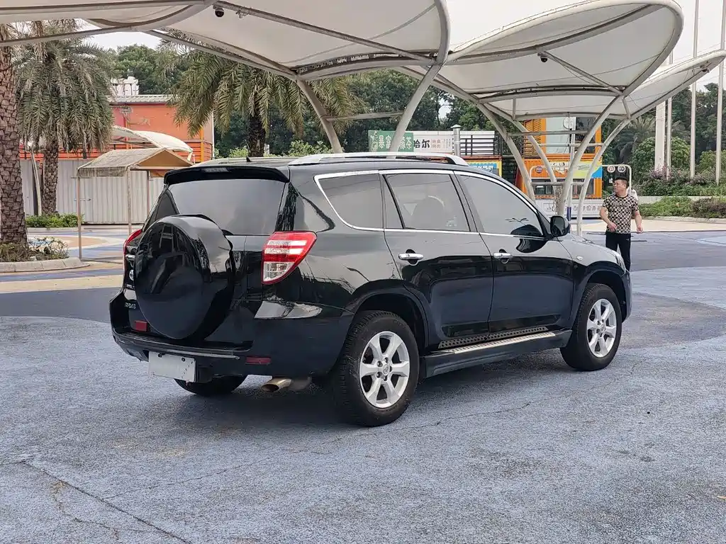 Toyota RAV4 — миниатюра 5