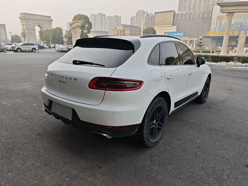 PORSCHE MACAN