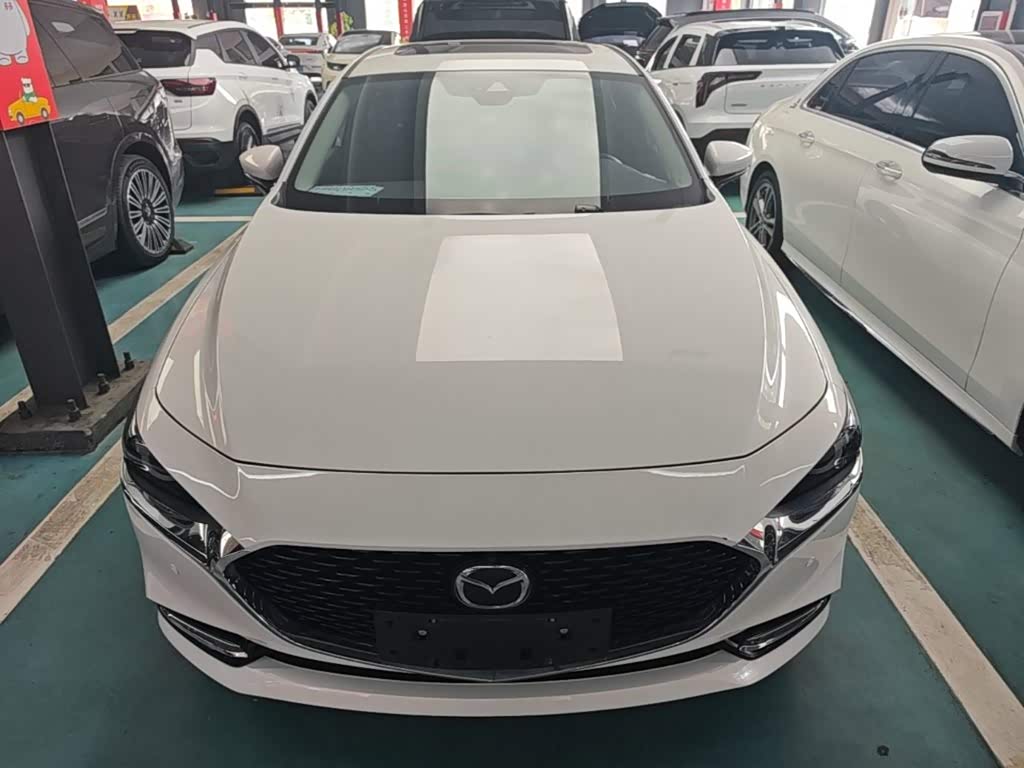 Mazda Mazda3 Axela 2.0 л 2023 г. Белый, пробег 15700 км