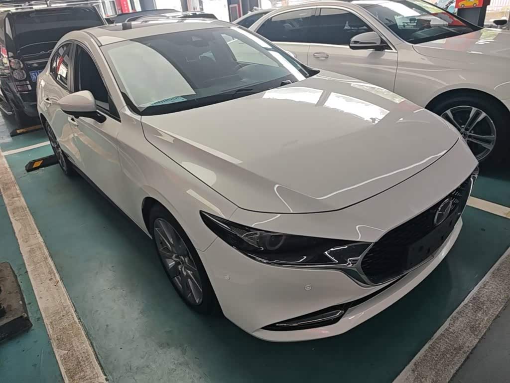 Mazda Mazda3 Axela 2.0 л 2023 г. Белый, пробег 15700 км