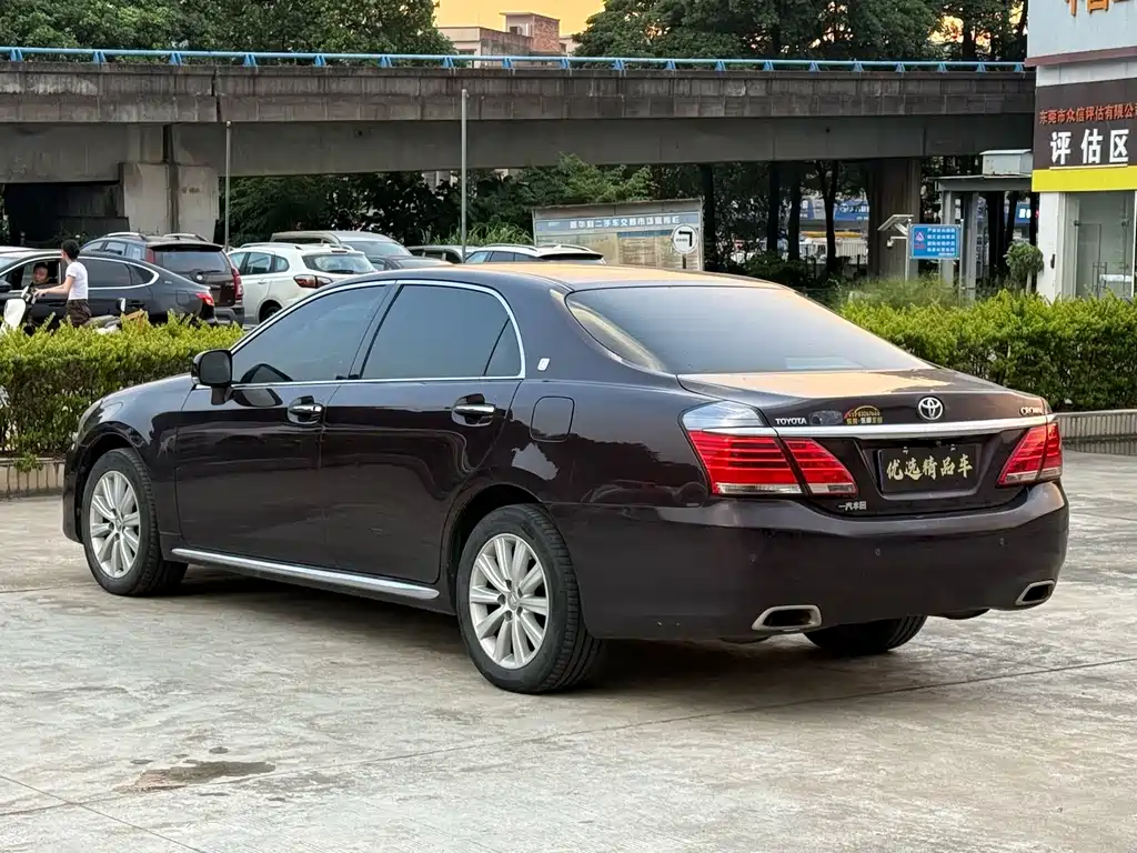 Toyota Crown — миниатюра 10