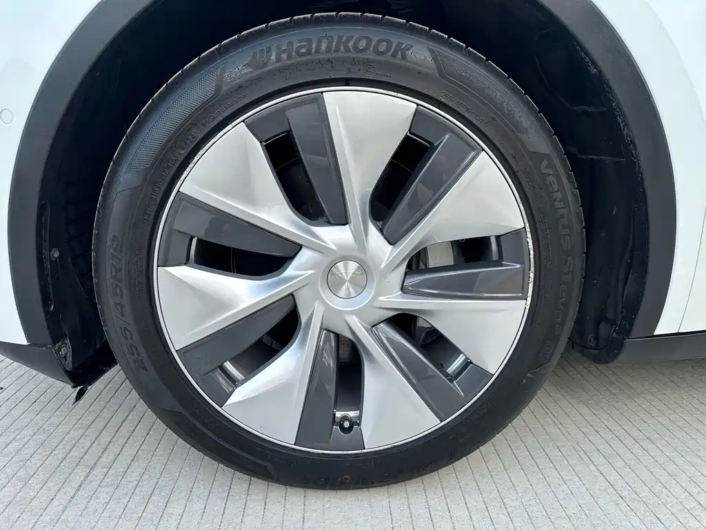 Tesla Model Y — миниатюра 8