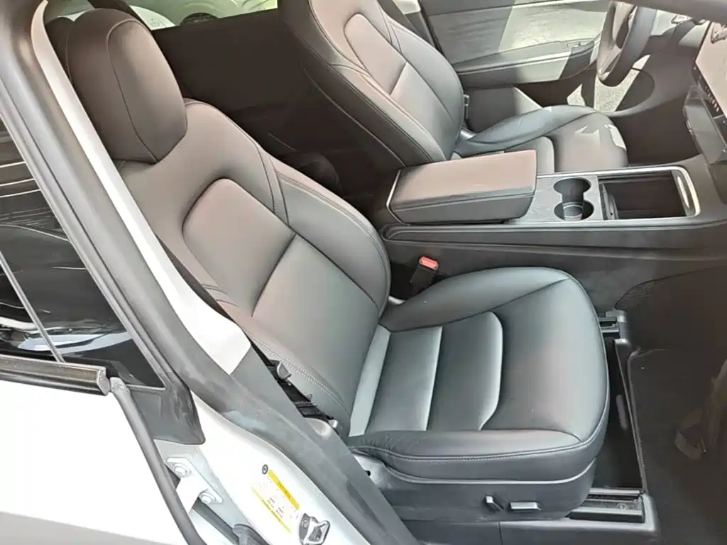 Tesla Model Y — миниатюра 25