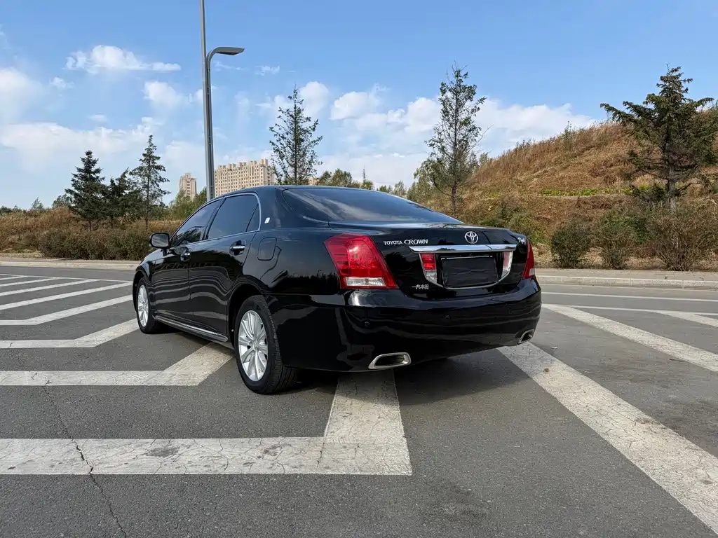 Toyota Crown — миниатюра 4