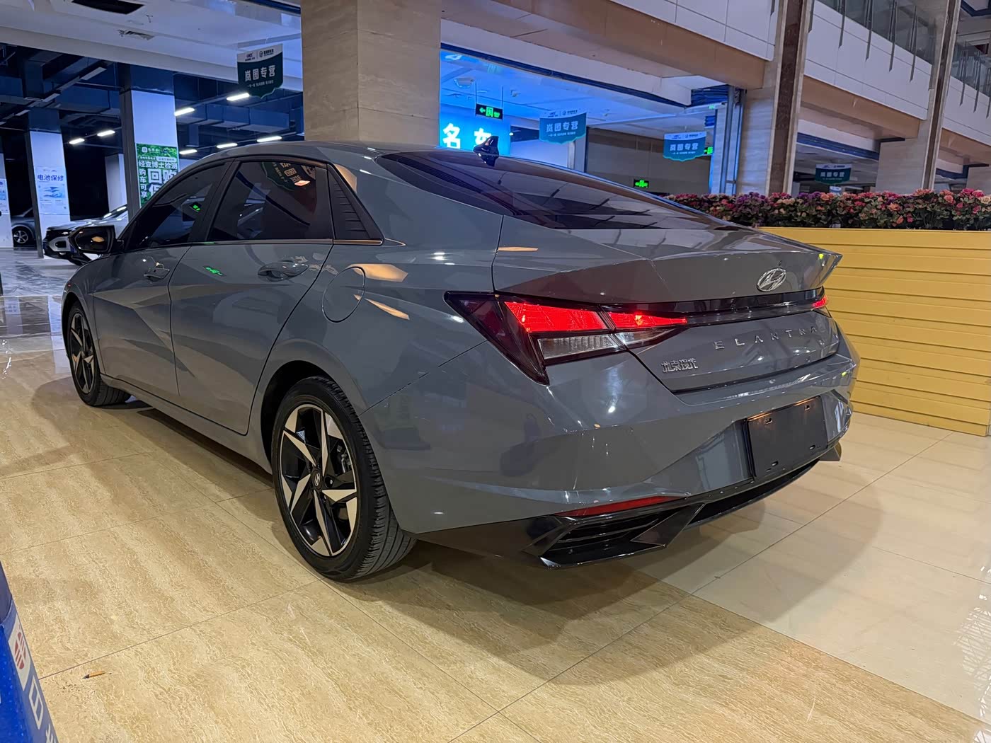 Hyundai Elantra 1.5 л 2023 г. Серебристо-серый, пробег 42000 км