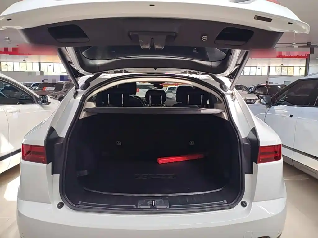 Jaguar E-PACE — миниатюра 19