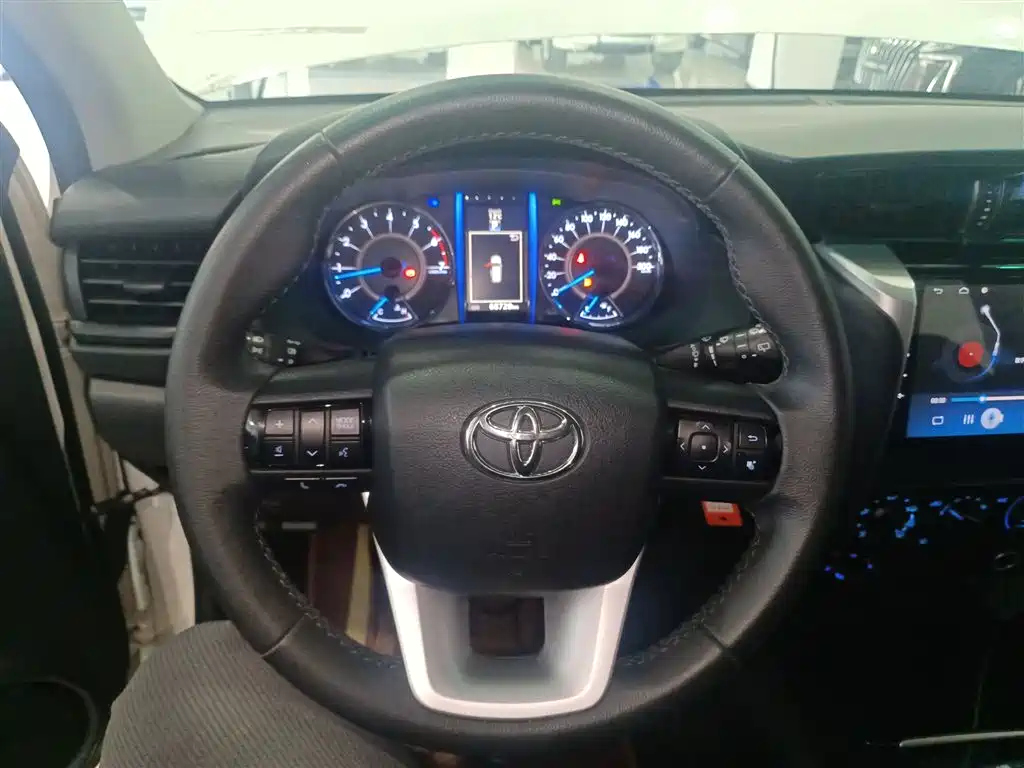 Toyota Fortuner — миниатюра 11