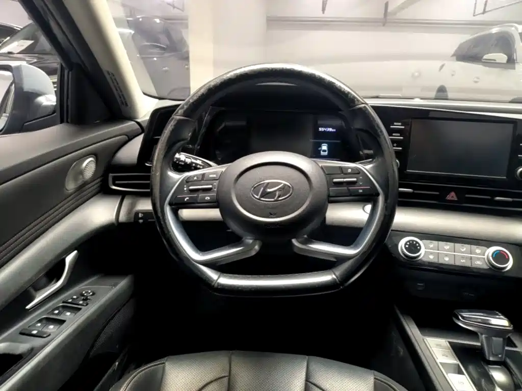 Hyundai Elantra — миниатюра 11