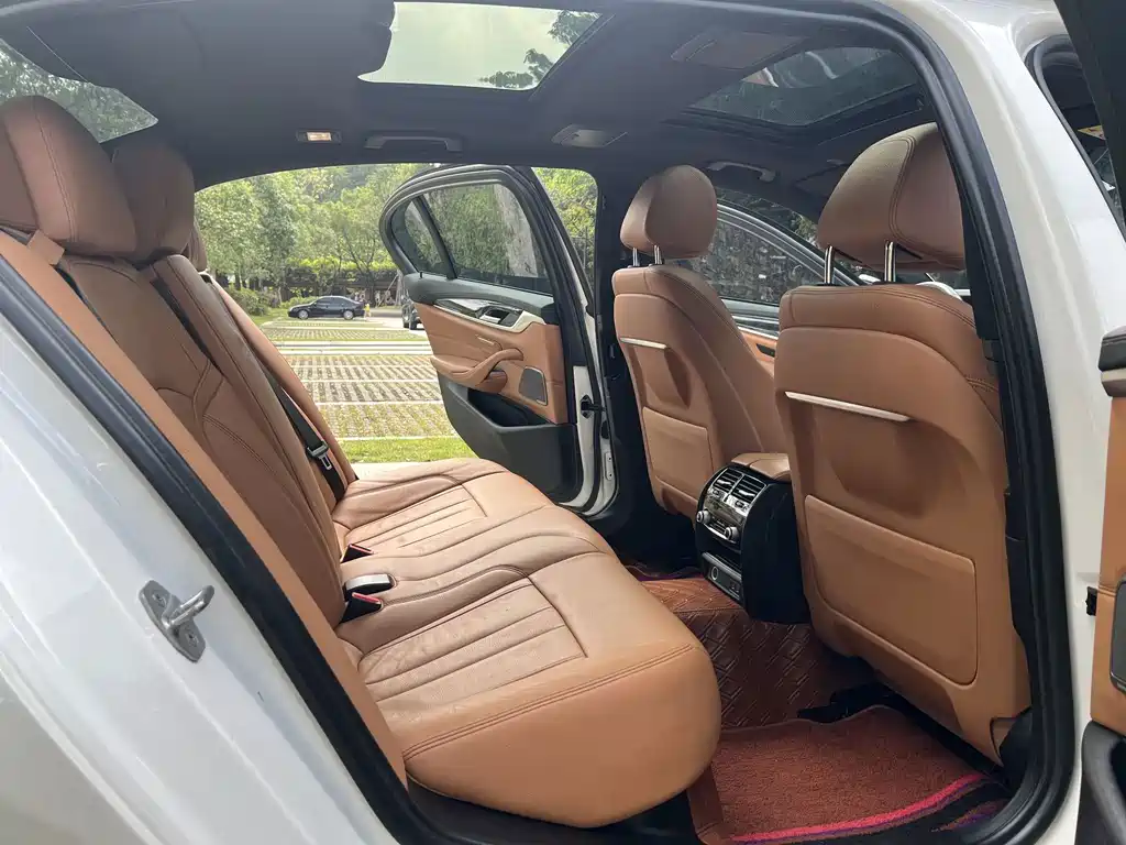 BMW 5 Series — миниатюра 8